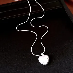 Elegante silberne Herzhalskette mit Punktmuster und feiner Schlangenkette für Damen