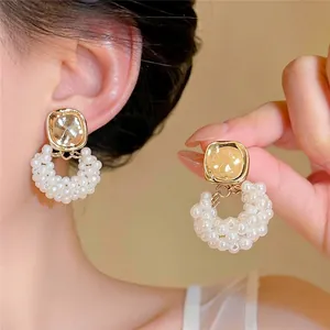 Damen Mode Runde Künstliche Perle Hängeohrringe Leichter Luxus Gold Legierung Eingelegte Ohrringe mit 925 Sterling Silber Stift Vintage Schmuck