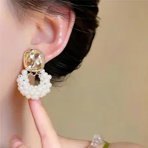 Elegante goldfarbene runde Perlenohrringe für Damen mit einem schicken, schlichten Design.