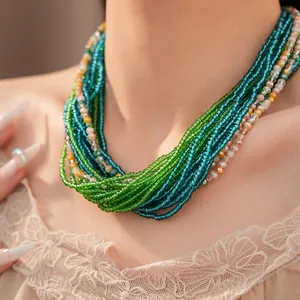 Collier artisanal bohème à plusieurs rangs avec des perles de verre vertes et bleues