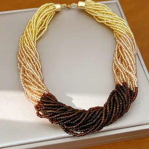 Gros plan du collier de perles en verre multicouches avec dégradé de couleurs ambrées