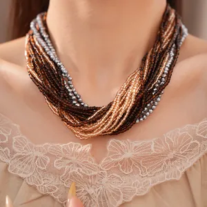 Détail d'un élégant collier multicouche avec des perles de verre marron et argent