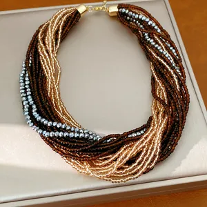 Collier élégant à plusieurs couches de perles de verre aux tons ambrés.