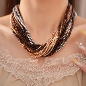 Détail du collier ras-du-cou élégant à plusieurs rangs de perles de verre marronné