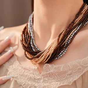 Vue macro détaillée d'un collier plastron bohème multicouche en perles de verre marron