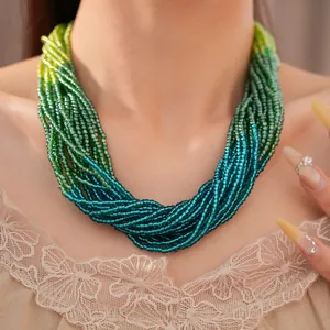 Vue détaillée d'un collier de perles en verre multicouche vert porté par un mannequin