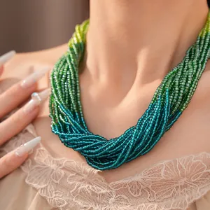 Vue détaillée d'un collier de perles de verre multicouche avec un dégradé de couleurs élégant