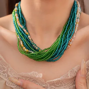 Vue détaillée d'un collier de perles de verre multicouche vert et bleu vibrant