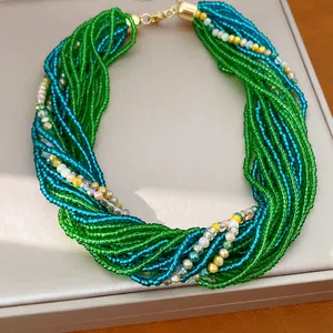 Vue détaillée du collier artisanal multicouche en perles de verre vertes et dorées