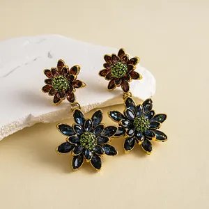 Detailopname van vintage dubbellaagse bloemoorbellen met veelkleurige strass-steentjes.