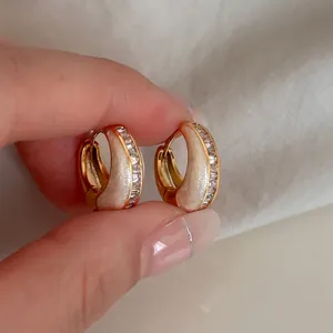 Französisches Vintage Gold Legierung Zirkonia Creolen Für Damen Leichtgewichtige C-Förmige Retro Stil Schmuck Ohrstecker Accessoires Geschenk