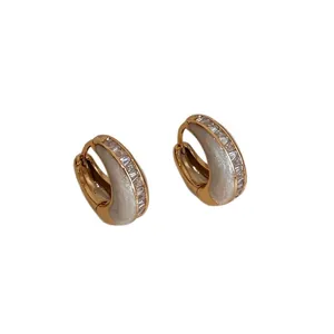 Elegante goldene Creolen im französischen Vintage-Stil mit Zirkon und perlweißem Finish