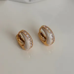 Detailansicht französischer Vintage-Creolen in Gold mit weißem Emaille und Zirkonien
