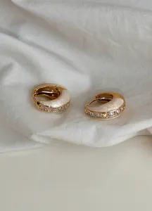 Detailansicht französischer Vintage-Goldcreolen mit weißem Emaille und Zirkonia.