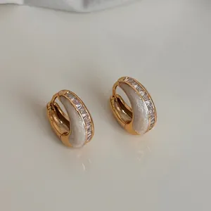 Detailansicht der französischen Vintage-Ohrringe in Gold mit Zirkonia und Glitzereffekt.