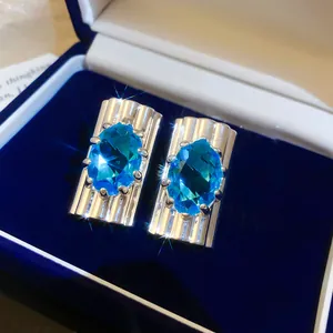 Luxe ijsblauwe ovale zirkoon oorknopjes met zilveren geribbelde basis detailfoto