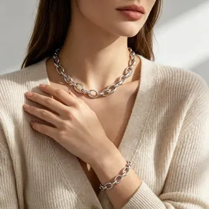 Ensemble collier et bracelet en chaîne à maillons en acier inoxydable porté par un modèle