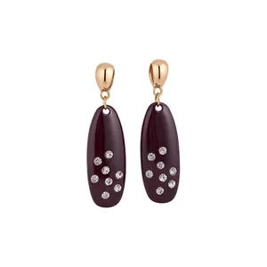 Elegante dunkelrote ovale Emaille-Ohrhänger mit funkelnden Strasssteinen und Goldakzenten.