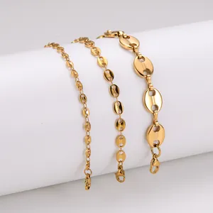 Gedetailleerd overzicht van drie 18k vergulde roestvrijstalen koffieboon link armbanden