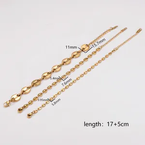 Detail van drie maten gouden koffieboon schakelarmbanden met exacte afmetingen