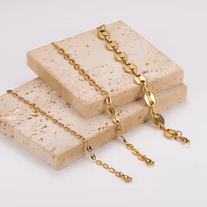 Gedetailleerd overzicht van drie verschillende maten vergulde koffieboon ketting armbanden
