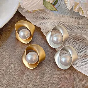 Pendientes vintage de metal trenzado con perlas grandes en acabado dorado y plateado