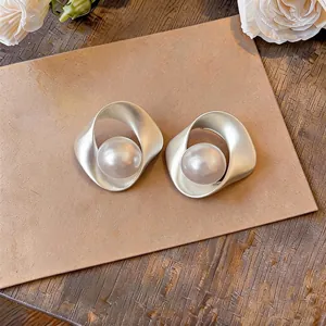 Pendientes retorcidos de plata mate de estilo vintage francés con perlas grandes