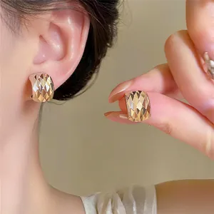 Damen Texturierte Geometrische Quadratische Ohrstecker Leichter Luxus Diamantschliff Kupfer Ohrringe Einzigartige Schmuck