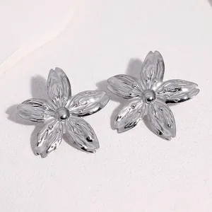 Detailansicht silberner Edelstahl-Blumenstecker mit strukturierten Blütenblättern.