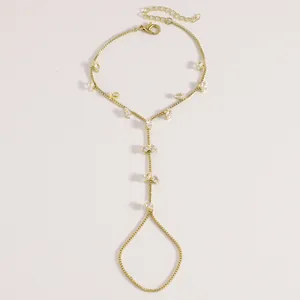 Bracelet bague minimaliste doré avec des pierres en zircone marquise et chaîne