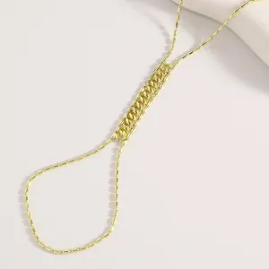 Vue détaillée d'un bracelet bague main plaqué or avec mailles de chaîne gourmette
