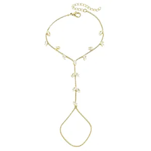 Détail d'un bracelet de main doré orné de zircons en forme de feuilles marquises