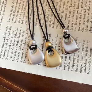 Colliers avec pendentifs en métal mat et poli, cordon noir, style coréen minimaliste.
