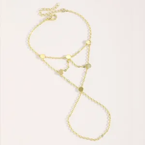 Bracelet de main élégant plaqué or avec bague intégrée et petites breloques disques