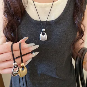 Collier pendentif circulaire en métal mat et brillant style coréen avec cordon en cuir