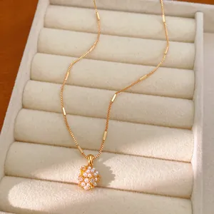 Nahaufnahme einer eleganten, 18 Karat vergoldeten Halskette mit Perlen-Zirkonia-Anhänger