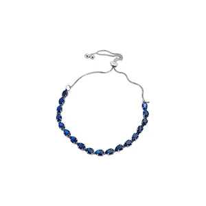 Bracelet argenté élégant avec zircons bleus en forme de poire et fermoir coulissant réglable.