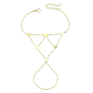 Détail d'un bracelet bague doré avec motif cœur et design minimaliste pour femmes chic