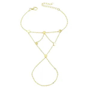 Bracelet de main doré élégant avec des accents de disques circulaires minimalistes