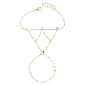 Bracelet de main plaqué or raffiné avec maillons délicats et strass étincelants pour femmes