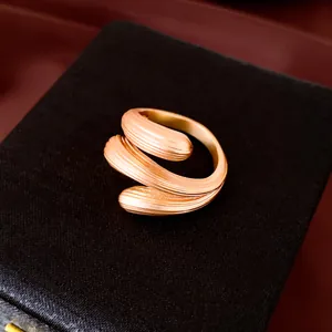 Nahaufnahme eines eleganten goldenen Tropfenrings auf einer schwarzen Schmuckschatulle