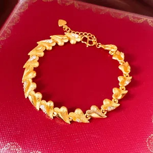 Vue détaillée d'un bracelet cœur plaqué or 24 carats avec zircon et finition brossée