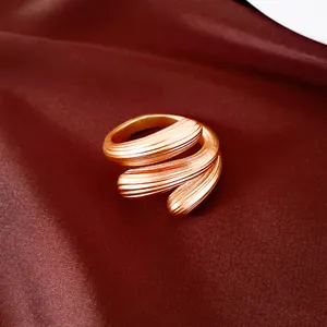 Detail der einzigartigen geometrischen Rippentextur dieses eleganten offenen Goldrings