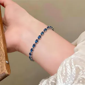 Vue détaillée d'un élégant bracelet en argent avec des pierres de zircone bleues