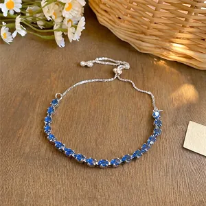 Vue détaillée d'un élégant bracelet en argent orné de zircons bleus étincelants de forme ovale