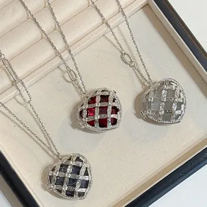 Elegante hartjes kettingen met gekleurde acrylstenen en verfijnde kristallen kooi