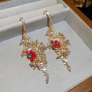 Detailansicht luxuriöser Zirkon- und Glasblumen-Quasten-Ohrringe in einer Schmuckschachtel.