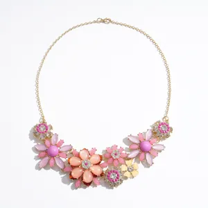 Florale Statement-Halskette im Boho-Stil mit rosa Acrylpetalen und Strass
