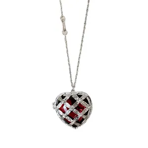 Prachtige acryl hartvormige hanger ketting met strass-rooster op een witte achtergrond