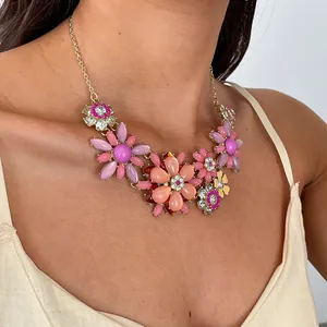 Nahaufnahme einer farbenfrohen klobigen Acryl-Blumenkette mit funkelnden Strasssteinen